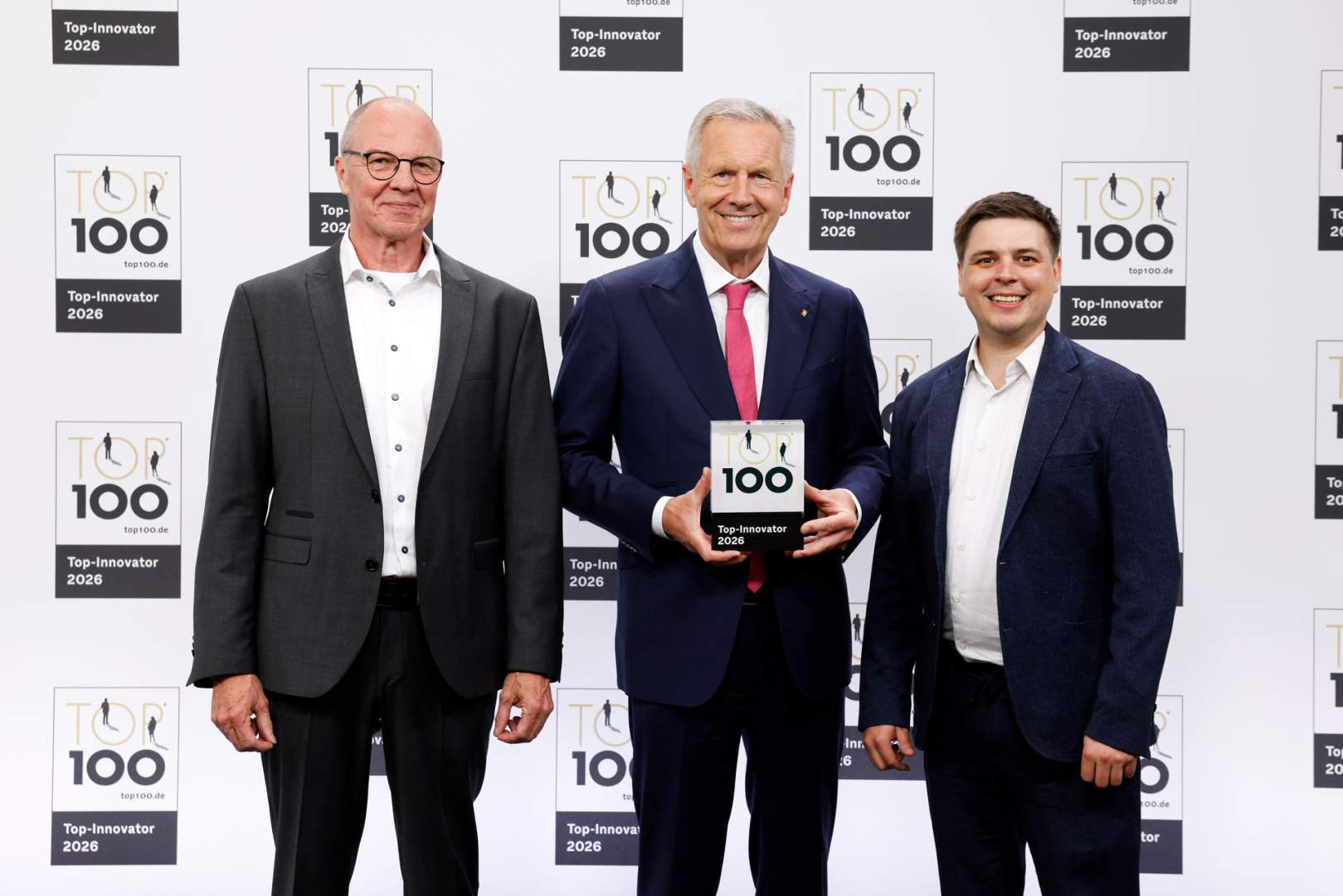 Michael Küllmer, Christian Wulff und Mark Thiel bei der TOP 100-Auszeichnung von Brasseler auf dem Mittelstands-Summit 2026 in Heidelberg